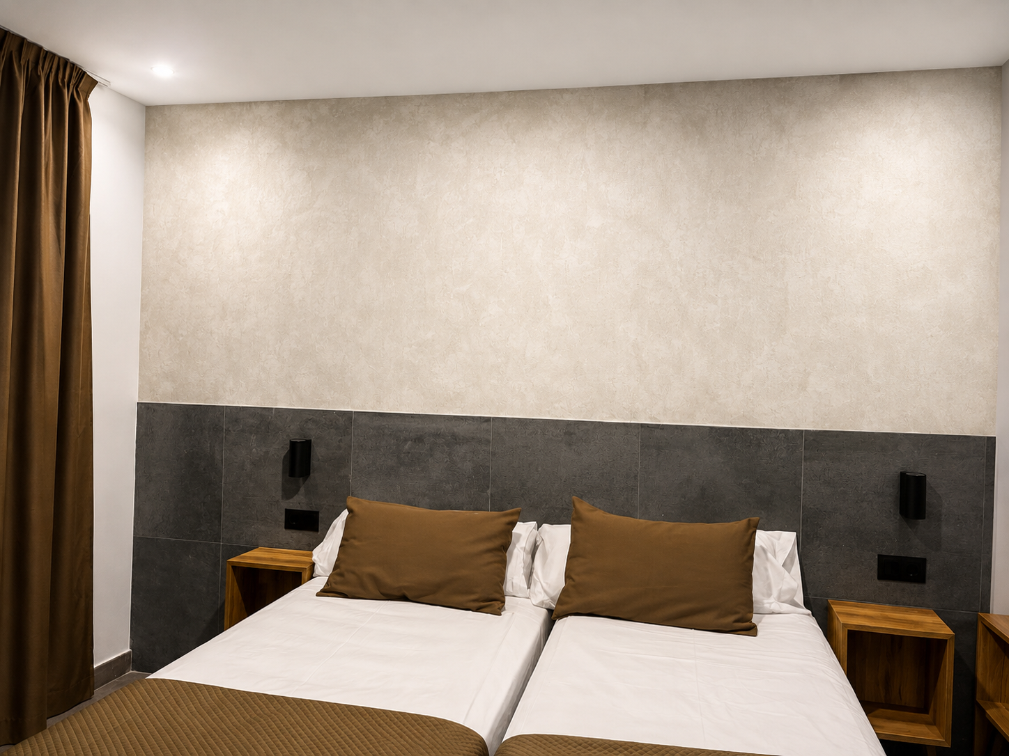 Dormitorio con pared decorativa en tonos crema y gris